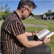 Licenciado en Sociología y Literatura comparada, Editor, experto en lengua y literatura, con vocación pedagógica .